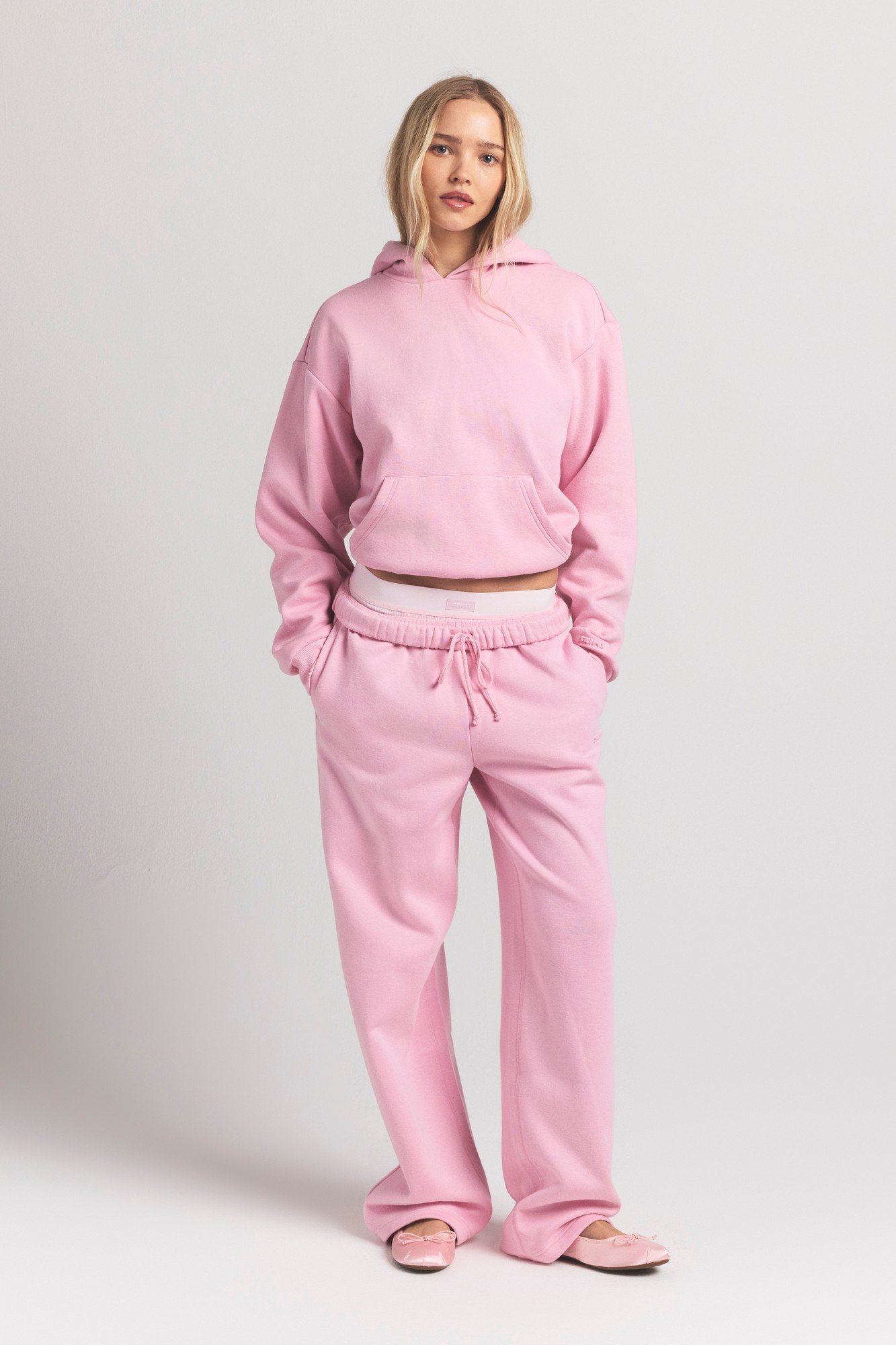 תמונת כל הלוק של CLASSIC STRAIGHT LEG PANT